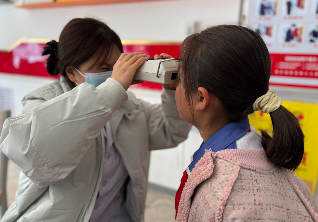 为800名乡村学子点亮“睛”彩未来！