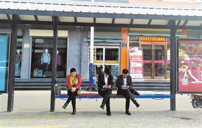 兴庆区胜利街宝湖路口公交站候车亭内加上红色棉坐垫