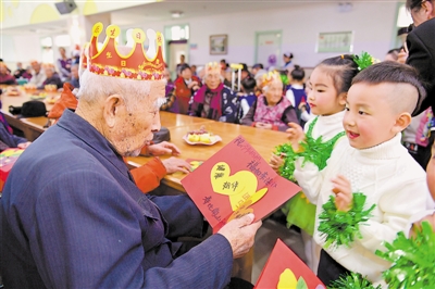 <p>　　银川市某幼儿园师生来到宁夏阅海养老中心，为42位过生日的老人祝寿。　　　　　本报记者　王鼎　摄　　</p>