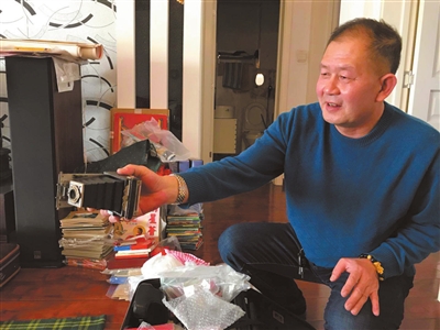 陈国建在展示他的收藏品。