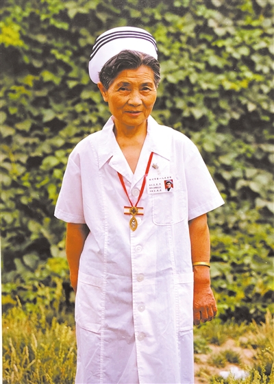 2001年6月，刚刚获得第三十八届南丁格尔奖的吴景华从北京载誉回到银川。