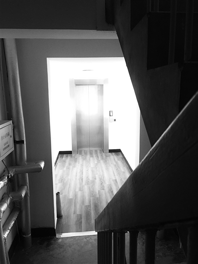     电梯的通道位于两个楼层中间，并向外延伸大约5米。
