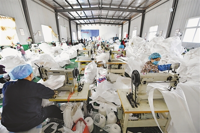 <p>　　扶贫车间内工人们正赶制我区化工企业复工复产所需吨布编织袋。</p>