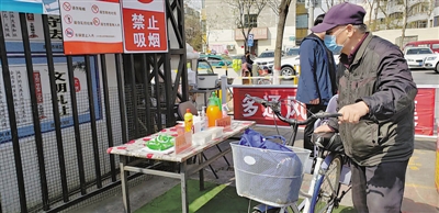 <p>　　银川市唐徕市场入口处设置的测温台前没有工作人员。本报记者　秦磊　摄</p>