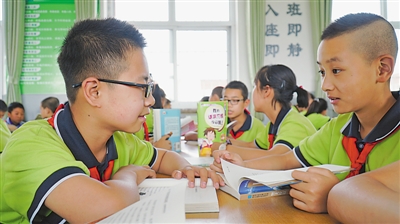<p>　　银川市兴庆区第二十九小学六年级（2）班的学生在交流读书感受。</p>