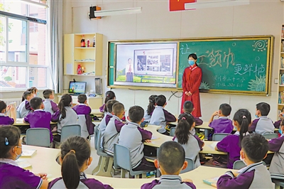 <p>　　宁夏银川第二十一小学的学生观看“听先锋的故事”专题访谈。</p>