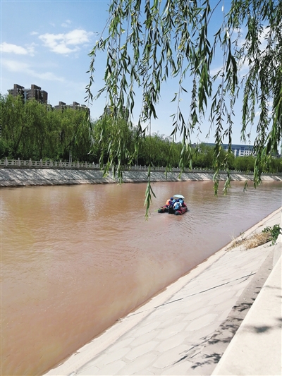     5月29日13时许，蓝天救援队队员在唐徕渠搜寻前一天落水的一名男子。本报记者  王若英  摄