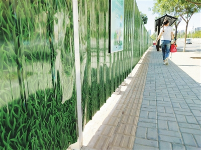 湖滨路盲道被临时建筑占去一半。