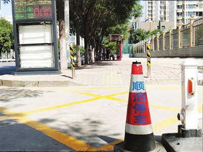     尹家渠街停车场门口被“围困”的盲道。