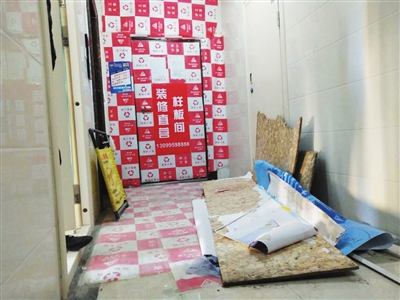    楼道里堆放着电梯内被拆下的防护板。