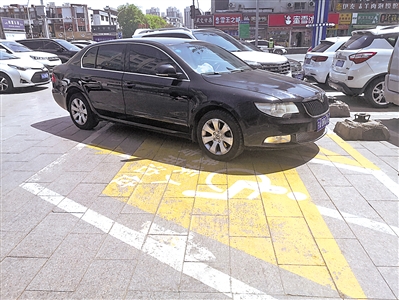 <p>银川温州商城门口停车场残疾人专用泊位被占用。</p>