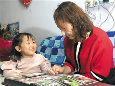 <p>　　王巧琳给女儿讲述李丹和福州爷爷、奶奶资助自己上学的故事。</p>