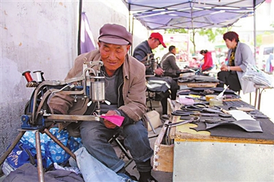 任忠礼老人的修鞋摊位就在同心路市场。