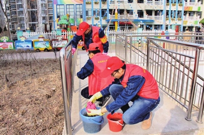 3月4日，国网宁夏电力有限公司经济技术研究院开展以“树新风做时代新人追梦想展青春风采”为主题的学雷锋纪念日活动，组织青年志愿者走进银川市宝湖路的乐活团结广场和附近社区，清洗打扫公共设施，践行“人民电业为人民”的服务理念。周丽芳  韩源媛  摄影报道