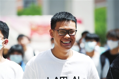     一位考生面带笑容走出考场。 本报记者  季正  摄
