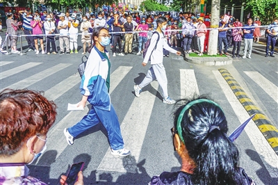 家长目送考生进入考场。本报记者  韩胜利  摄