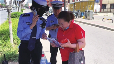     热心市民送来了小段丢失的考试证件。邱曦　王若英  摄影报道