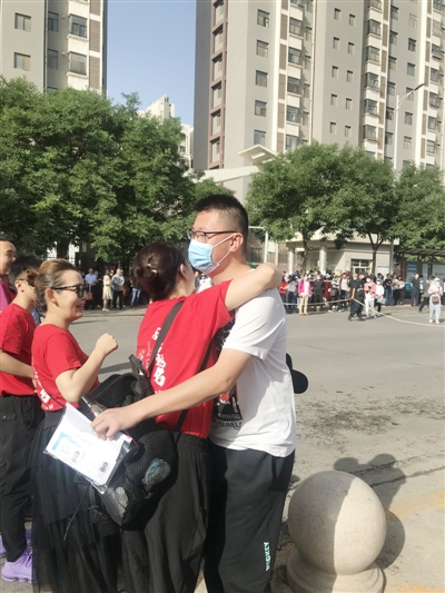     送考老师给学生一个大大的拥抱。