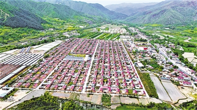 <p>　　生态移民安置区屋舍俨然。</p>