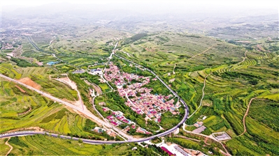 <p>　　新农村镶嵌在青山中。</p>