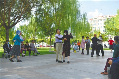 <p>　　周边的小区居民在新建的南塘园休闲娱乐。（摄于2020年）</p>