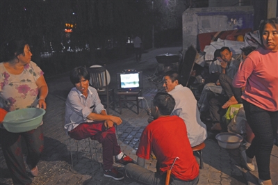 <p>　　夏日的夜晚，租住在民乐村的人们室外乘凉。（摄于2015年）</p>