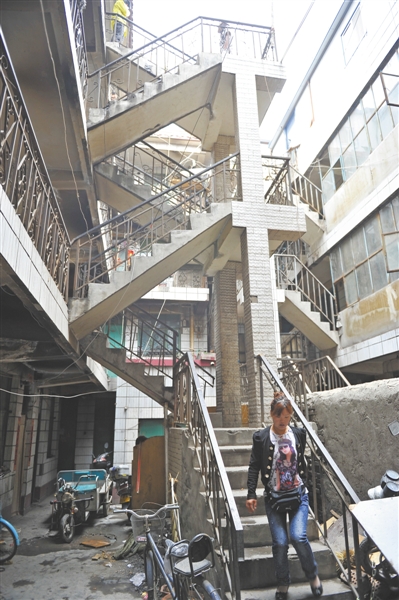 <p>　　“城中村”内狭窄的空间。（摄于2013年）</p>
