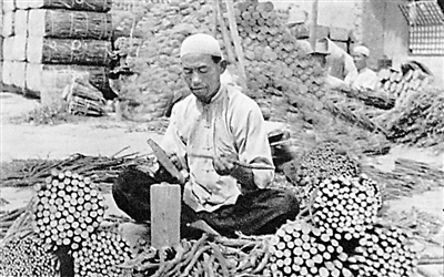 <p>　　1956年，工人加工甘草。</p>