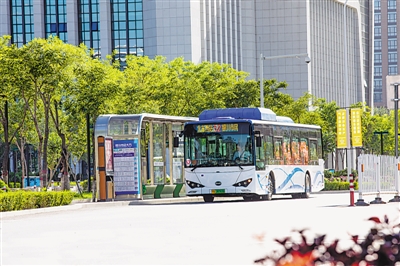 <p>　　如今，行驶在银川街头的新能源纯电动公交车。</p>