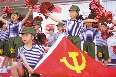 <p>　　6月1日，银川二十一小北苑分校开展“童心向党，百年礼赞”庆祝建党100周年暨“六一”国际儿童节文艺汇演。		　　　　	　　　　　　　　　本报记者　马楠　摄</p>