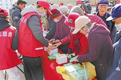 <p>　　环境监测人员正在现场取水样。</p>