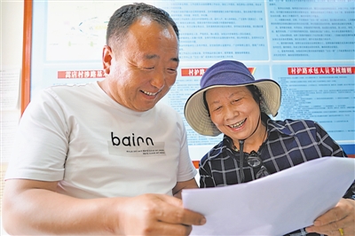 <p>　　蒿店村村民商议发展产业。</p>