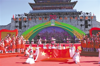 <p>　　长城关下颂党恩。</p>
