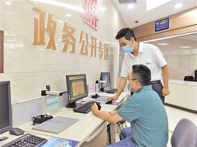 <p>　　自治区市场监管厅驻政务大厅窗口工作人员向办事群众介绍宁夏企业开办“一网通办”服务平台。　　　　　　　　　　　　　　本报记者　陶涛　摄</p>