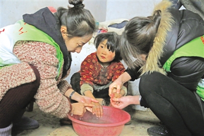 <p>　　2月25日，宁夏义工联合会的志愿者为山区女童洗手。　</p>