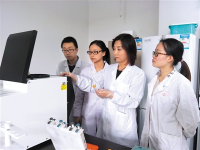 <p>　　刘娟（右二）正在指导学生做实验。</p>