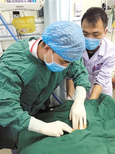 <p>　　自治区人民医院急诊科医生和护士救治危重患者。</p>