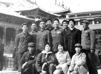 <p>　　图为1979年3月陈德恩（后排右二）参加西北五省协作区围棋比赛时与队友合影。</p><p>　　（图片由受访者提供）　　</p>