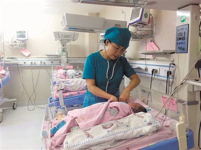 p> 陈彦香在病房救治新生儿. (图片由陈彦香本人提供) /p>