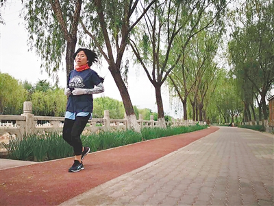 <p>　　一位跑步爱好者在唐徕渠边的健身步道上奔跑。</p><p>　　本报记者　乔素华　摄　　</p>