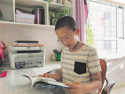 <p>　　康佳鑫正在阅读编程书籍。　　　　　　　本报记者　马越　摄</p>