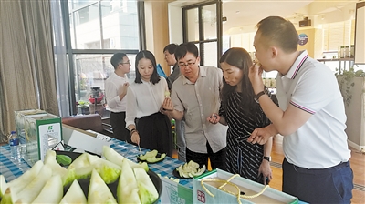 <p>　　图为杭州市民在当地品尝来自宁夏海原的硒甜瓜。海原县通过电商平台，将海原甜瓜销往全国各地。</p>
