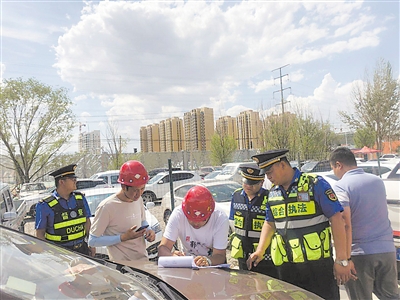 <p>　　银川市综合执法监督局执法人员检查渣土车。</p><p>　　本报记者　智　慧　摄　　</p>