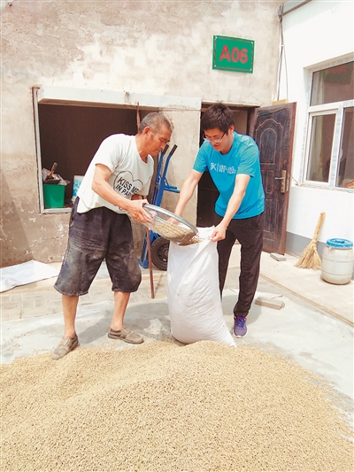 <p>　　方琦和父亲正在给兔子准备饲料。</p>