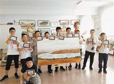 <p>　　宁夏微元素文化传播有限公司，孩子们自己动手，画出了属于自己的沙画。　　　秦一舟　摄</p>