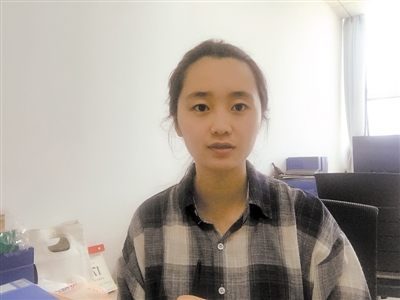 <p>　　李娇娇在办公室接受采访。</p>