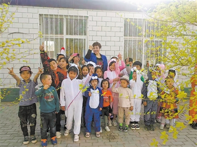 <p>　　丁学红和孩子们在一起。</p>