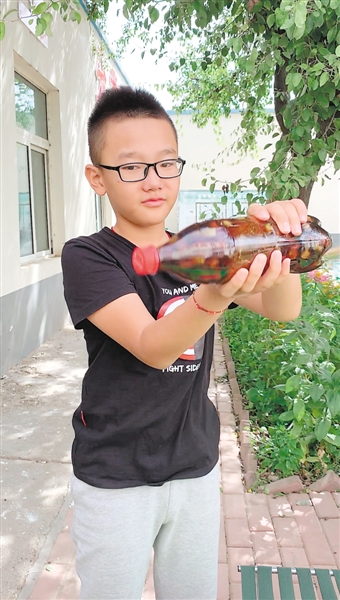 <p>　　银川市兴庆区第三小学四年级学生罗一郎制作环保酵素。</p><p>　　本报记者　裴云云　摄</p>