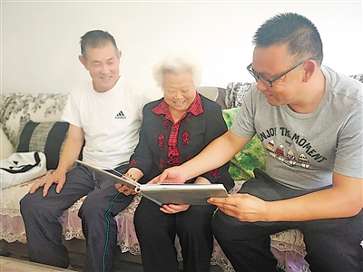 <p>　　顾玮与父母翻看着相册，满满都是幸福回忆。</p>