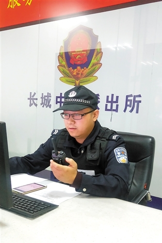 <p>　　10月16日晚，张文韬在值班室接到警情，与指挥中心沟通情况。</p><p>　　（图片由受访者提供）　　</p>